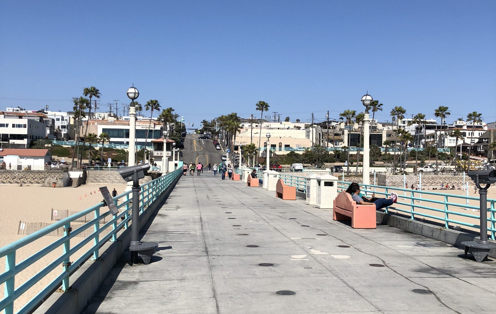 The Manhattan Beach Pier and its Roundhouse at the end