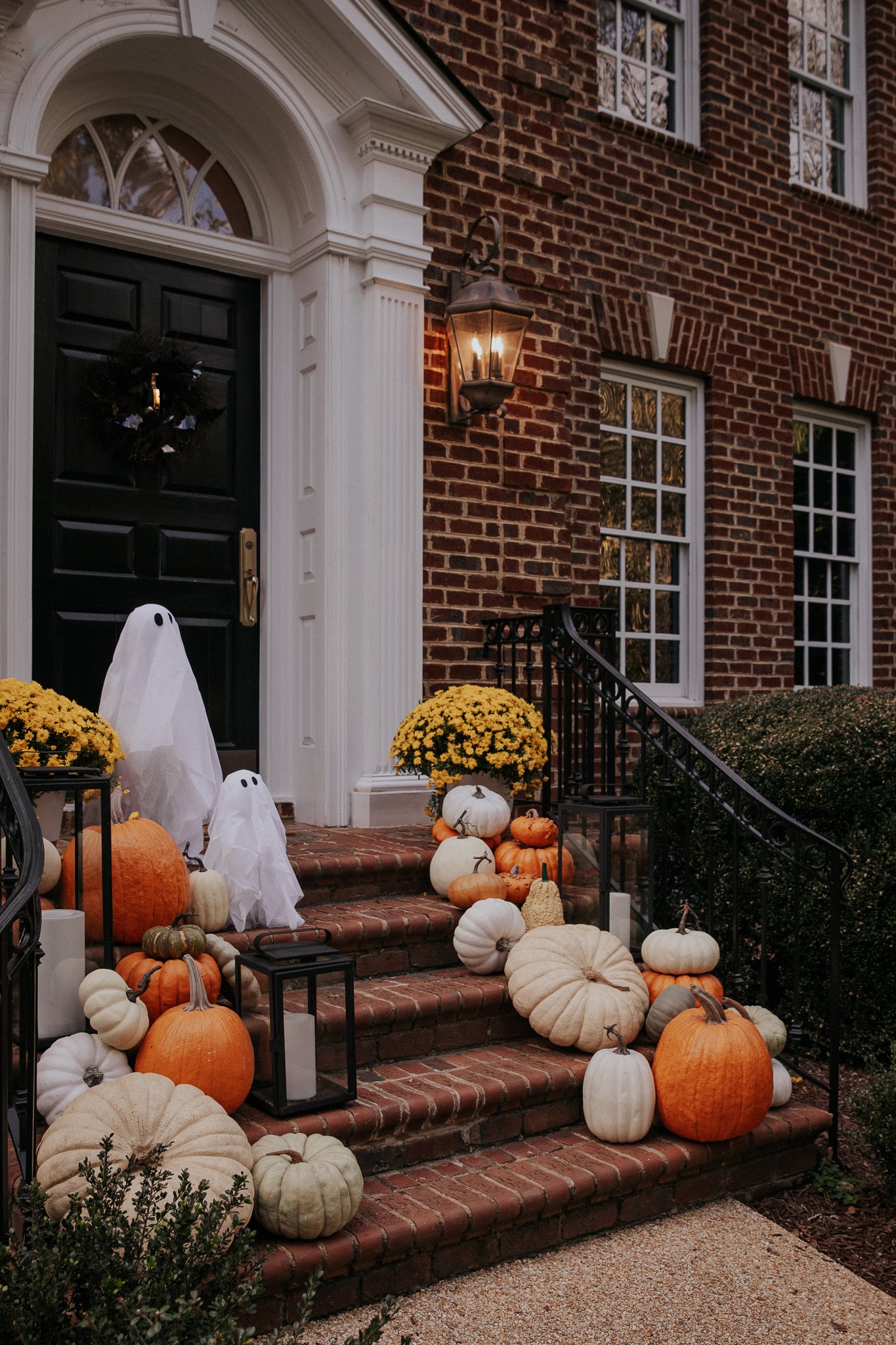 🕸️ Hauntingly Good Curb Appeal: Halloween Décor That Impresses — Not Scares Away Buyers header image.
