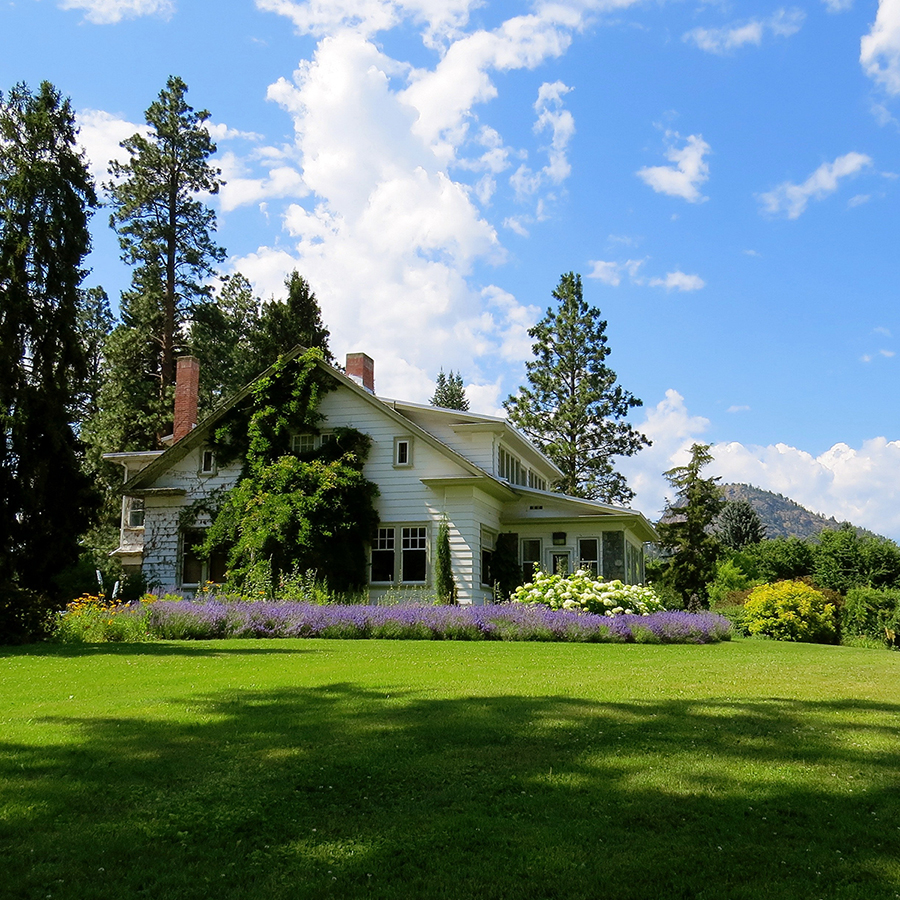 Navigating the Summer Real Estate Market: Tips for Buyers and Sellers header image.