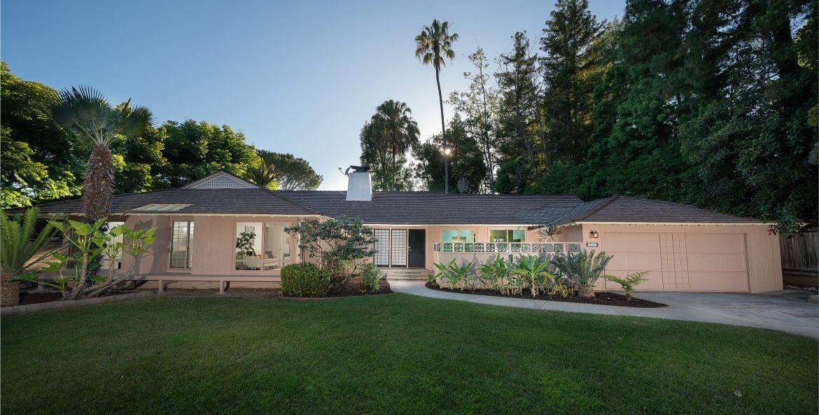 ‘The Golden Girls’ House Sells for $1 Million Over Ask header image.