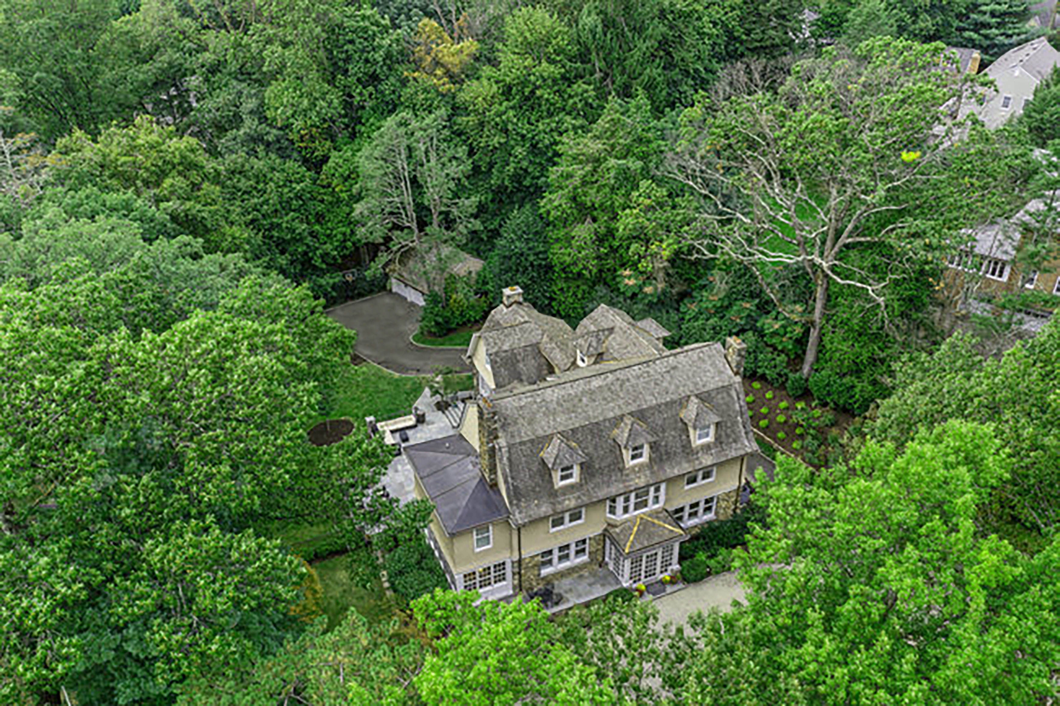 What are the benefits of listing this luxury home publicly vs privately?