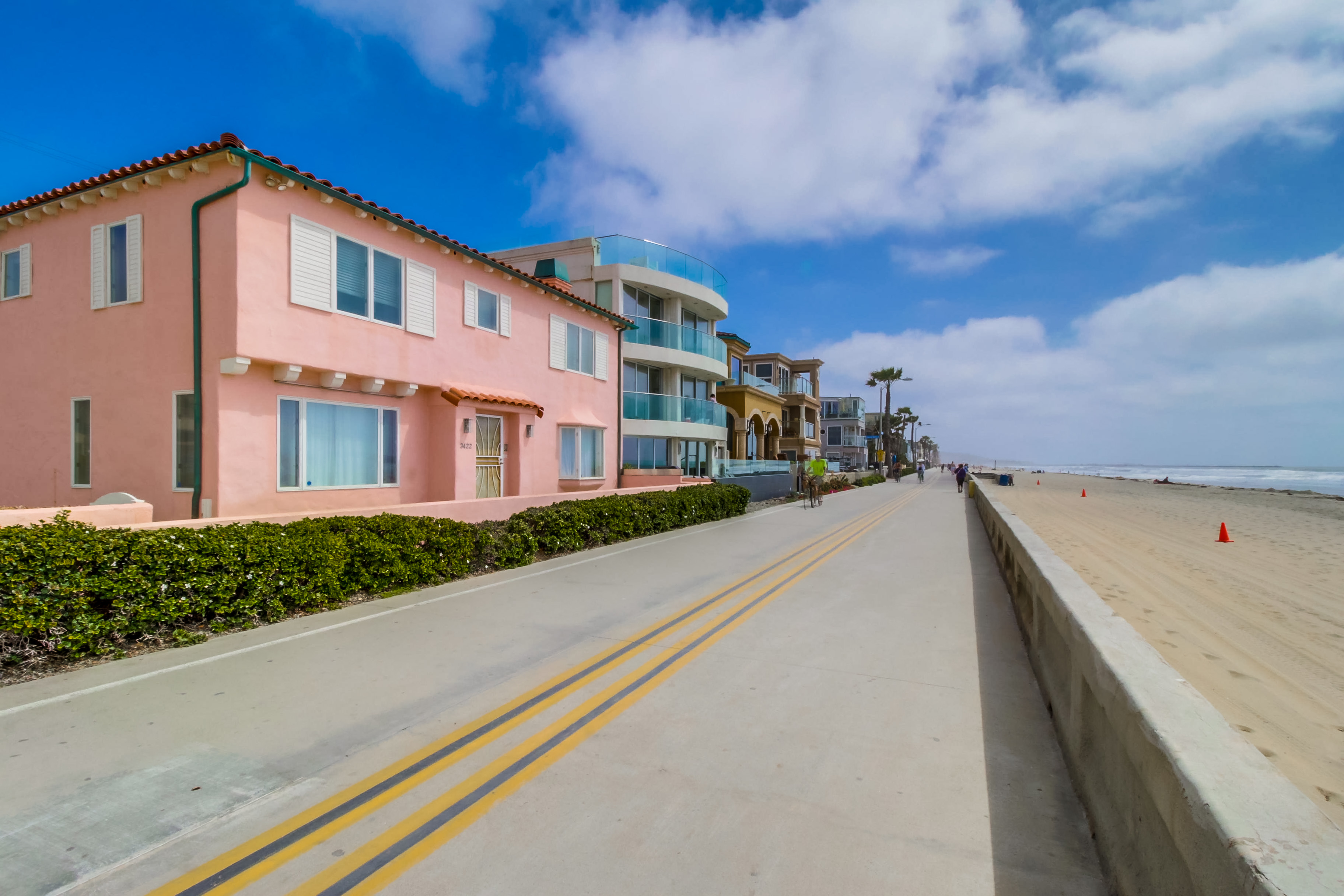 Different homes in Mission Beach along boardwalk