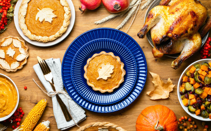 Heartwarming Thanksgiving Traditions to Start This Year header image.