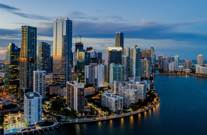 🌎 Domestic vs International Investors Who Is Buying What in Miami header image.