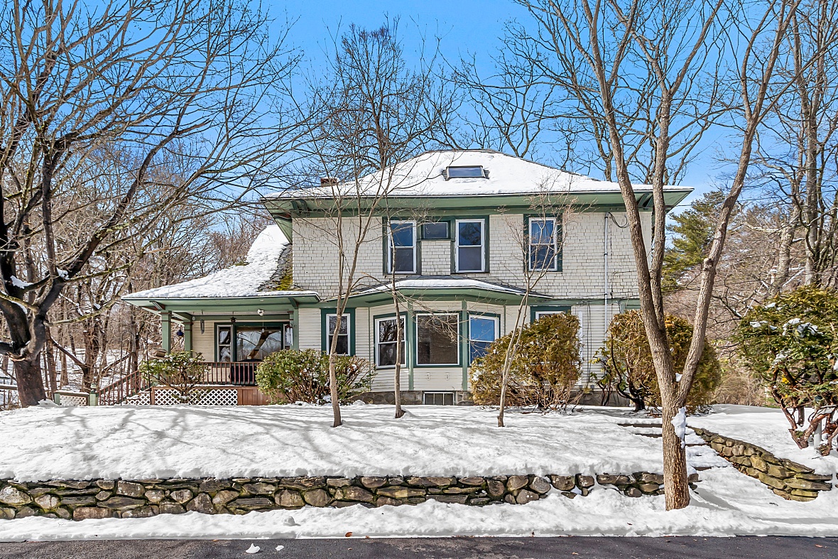 Just Listed in Salem, NH header image.