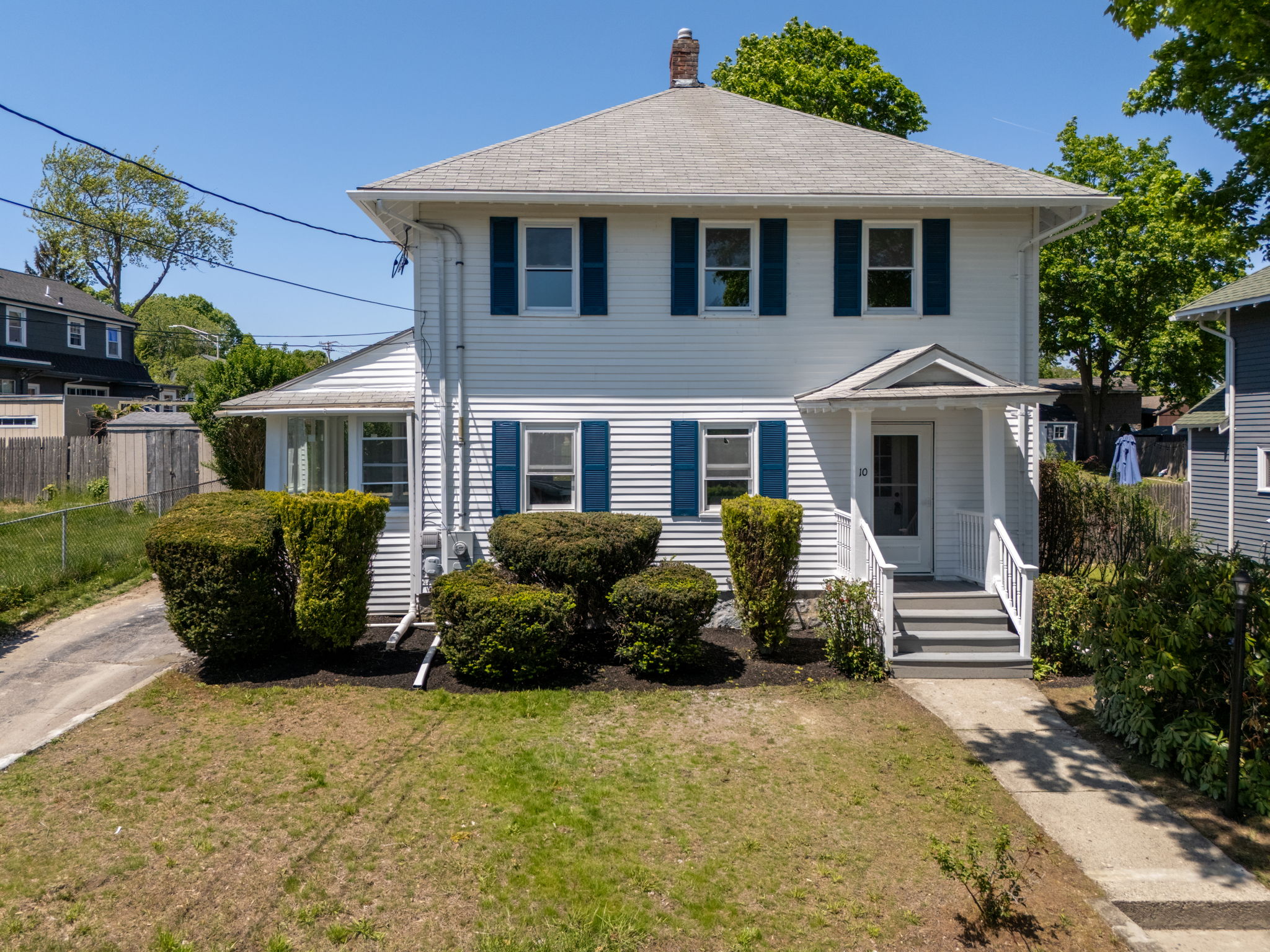 Buying and Selling a House at the Same Time in Massachusetts header image.
