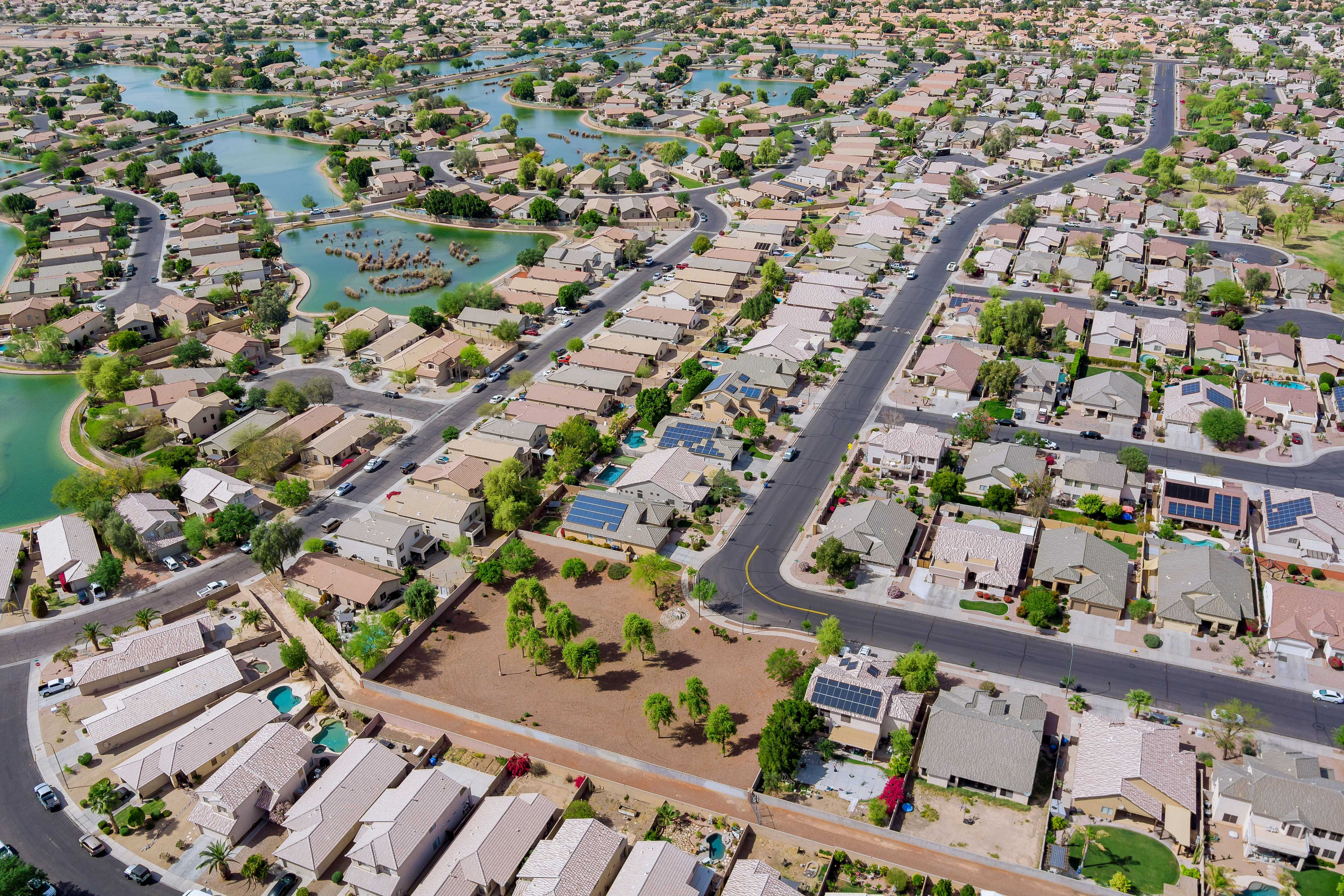What are the Pros and Cons of Homeowners Associations? header image.