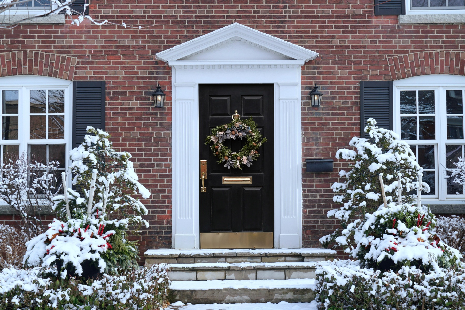 Should You Buy a House During the Holidays? Pros, Cons, and What to Expect header image.